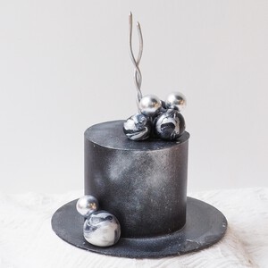 Ezra Cake | Monochrome Silver