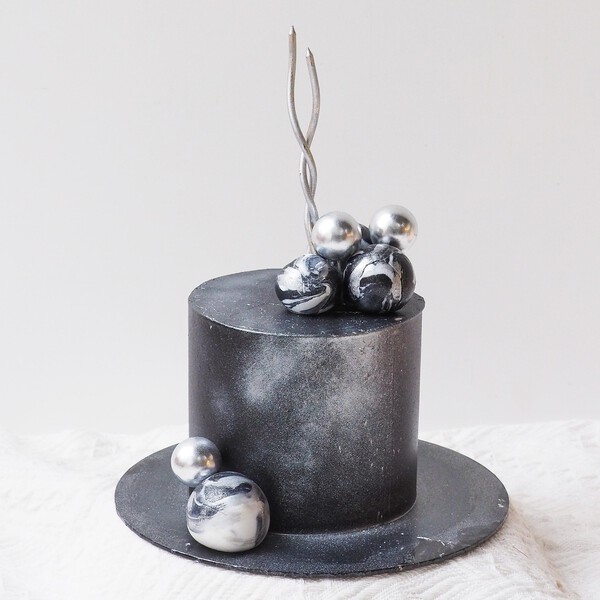 Ezra Cake | Monochrome Silver