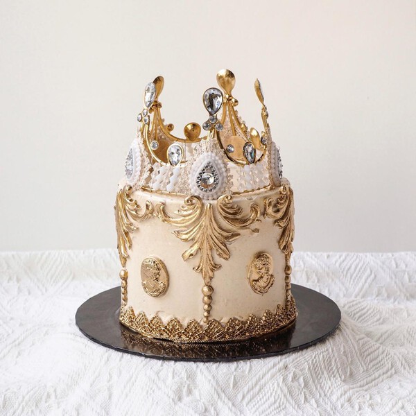Charlotte Cake | Gold Crown Theme