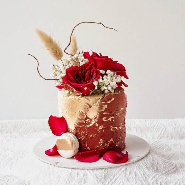 Dakota Cake | Classic Red Rose 