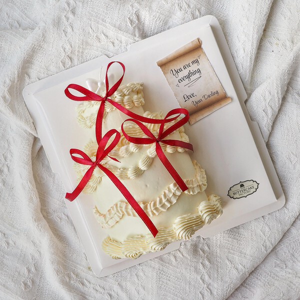 Scarlet Love | Valentines Day Vintage Cake