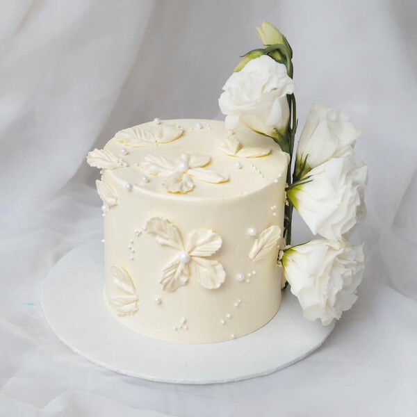 Aurelia Cake | Fresh White Floral