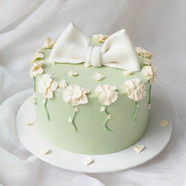Delphine Cake | Garden with Bow Cake