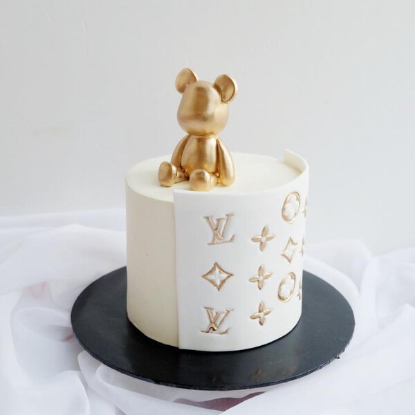 🤍🤎Louis Vuitton 🤎🤍 • 2 Tier fondant cake • 7” and 5” cakes • Vanilla  with dulce de leche filling • Cake topper • ~30 servings…